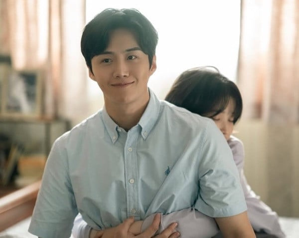 Kim Seon Ho, người từng được yêu mến vì hình ảnh 'liêm' và trong sáng trong bộ phim Hometown Cha-Cha-Cha của tvN và 2 Days &amp; 1 Night của KBS2, đã phải tạm dừng sự nghiệp sau một vụ bê bối gây tranh cãi. Tuy nhiên, sau 4 năm, anh đã có sự trở lại thành công thông qua loạt phim gốc của Netflix, When Life Gives You Tangerines (Khi cuộc đời cho bạn quả quýt). Trong bộ phim này, Kim Seon Ho vào vai Park Choong Seop, chồng của Geum Myeong (do IU thủ vai), một vai diễn đã mang lại cho anh sự nổi tiếng mới.