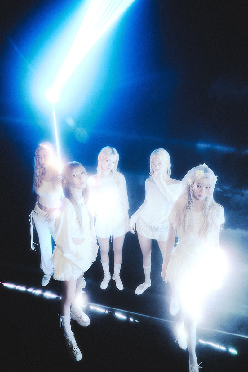 LE SSERAFIM là nhóm nhạc trực thuộc Source Music (từng quản lý G-Friend). Được mệnh danh là nhóm nhạc nữ "em gái BTS" và đây cũng là nhóm nhạc nữ đầu tiên được thành lập dưới sự hợp tác của HYBE và Source Music. LE SSERAFIM gồm Miyawaki Sakura, Kim Chaewon, Kazuha, Huh YunJin, Kim Garam và Hong Eunchae. Trong đó, Sakura và trưởng nhóm Chaewon là cựu thành viên của nhóm nhạc nữ IZ*ONE đình đám. Huh Yunjin cũng là gương mặt quen thuộc với khán giả khi từng tham gia chương trình Produce 48 trước đó. LE SSERAFIM sẽ tổ chức chuyến lưu diễn vòng quanh thế giới đầu tiên mang tên 2025 Le Serafim Tour EASY CRAZY HOT, bắt đầu bằng buổi biểu diễn tại Incheon vào tháng tới.