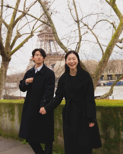 Những bức ảnh được chụp bởi “The Best Photo Paris” cho thấy cặp đôi tạo dáng trước tháp Eiffel ở Pháp.