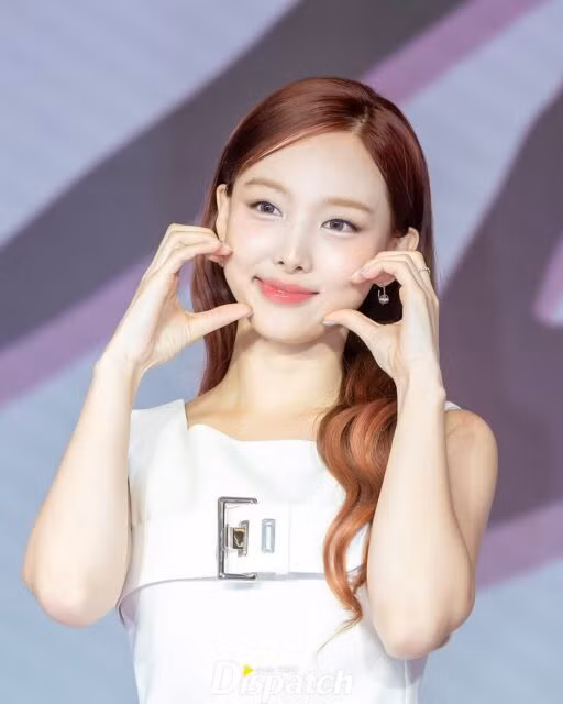 Nayeon vừa gây chú ý khi gia nhập hội 'Brighton N40' khi sở hữu căn hộ sang trọng hơn 100m2 với giá 40 tỷ Won (khoảng 2,7 triệu đô la Mỹ). Được xây dựng vào năm 2022, 'Brighton N40' là một khu phức hợp căn hộ cao cấp gồm năm tòa nhà với 148 căn hộ, cao từ 5 đến 10 tầng so với mặt đất. Được biết đến với hệ thống an ninh ba lớp đảm bảo sự riêng tư và an toàn, khu nhà này được thiết kế bởi kiến trúc sư nổi tiếng thế giới Jean-Michel Wilmotte, người cũng đóng góp vào cảnh quan của khu nhà. Khu phức hợp này đã thu hút nhiều cư dân nổi tiếng, bao gồm Yoo Jae Suk, người sở hữu một căn hộ áp mái, Hoshi của Seventeen, nữ diễn viên Han Hyo Joo và Oh Yeon Seo, và L của Infinite...