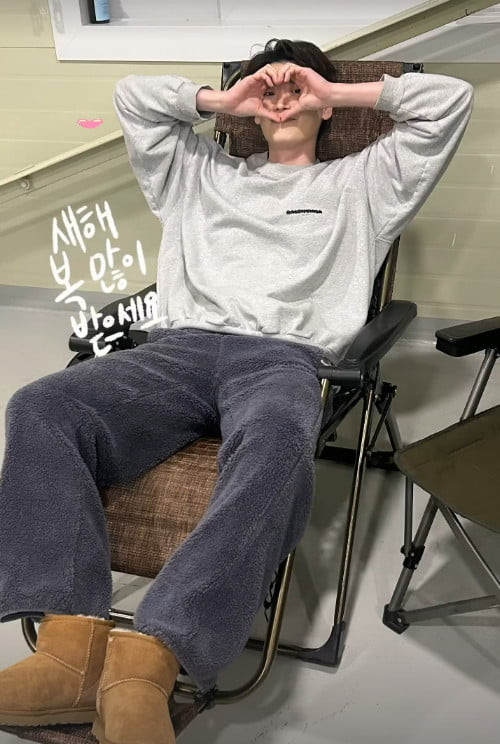 Lee Jong Suk sắp tới sẽ tái hợp với đạo diễn của W, sau 8 năm trong bộ phim truyền hình mới của tvN, Seocho-dong. Được chấp bút bởi luật sư đang hành nghề Lee Seung Hyun, Seochodong (tên theo nghĩa đen) kể câu chuyện đầy nhiệt huyết về những luật sư cộng sự đi làm việc tại thị trấn tư pháp Seocho. Lee Jong Suk vào vai Ahn Joo Hyung, một luật sư có thâm niên 9 năm, với khả năng lý luận lôgích và mạnh mẽ, cùng với Kang Hee Ji (Mun Ka Young), Jo Chang Won (Kang You Seok), Bae Moon Jung (Ryu Hye Young) và Ha Sang Ki (Im Seong Jae) tạo nên năm thành viên của “Associate Lawyers Avengers”.