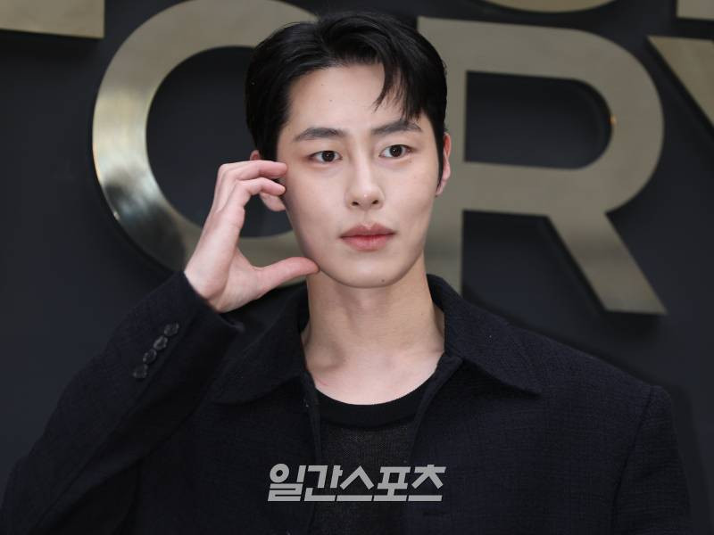 Lee Jae Wook ra mắt trong bộ phim truyền hình năm 2018, Memories of the Alhambra và kể từ đó đã xuất hiện trong nhiều tác phẩm khác nhau bao gồm Search: WWW, Extraordinary You, Do Do Sol Sol La La Sol, Hwanhon, Hwanhon: Light and Shadow và Lee Jae, I Will Die Soon. Đặc biệt, trong bộ phim gốc Royal Roader (Người thừa kế bất khả thi) của Disney+ ra mắt vào tháng 2 năm ngoái, Lee Jae Wook đã gây chú ý khi đảm nhận vai Han Tae Oh, người nắm giữ 'ngai vàng' của tập đoàn hàng đầu Hàn Quốc bằng lý trí và chiến lược lạnh lùng của mình. Lee Jae Wook ra mắt trong bộ phim truyền hình năm 2018, Memories of the Alhambra và kể từ đó đã xuất hiện trong nhiều tác phẩm khác nhau bao gồm Search: WWW, Extraordinary You, Do Do Sol Sol La La Sol, Hwanhon, Hwanhon: Light and Shadow và Lee Jae, I Will Die Soon. Đặc biệt, trong bộ phim gốc Royal Roader (Người thừa kế bất khả thi) của Disney+ ra mắt vào tháng 2 năm ngoái, Lee Jae Wook đã gây chú ý khi đảm nhận vai Han Tae Oh, người nắm giữ 'ngai vàng' của tập đoàn hàng đầu Hàn Quốc bằng lý trí và chiến lược lạnh lùng của mình.