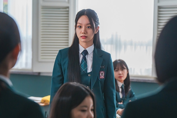 Lee Hye Ri đã thể hiện sự hiện diện mạnh mẽ với cú chuyển mình trong diễn xuất. Trong Friendly Rivalry, cô vào vai Yoo Jae Yi, một nhân vật bí ẩn được mọi người ghen tị vì ngoại hình hoàn hảo và điểm số cao, nhưng ý định thực sự của cô thì không ai biết, thu hút sự chú ý của người xem. Với giọng nói trầm, ánh mắt lạnh lùng và cử chỉ được tiết chế, Yoo Jae Yi toát ra một cảm giác đe dọa mạnh mẽ, và khóe môi thỉnh thoảng nhếch lên khơi dậy sự tò mò rằng liệu lòng tốt của cô có phải là thật không hay còn ẩn chứa ý định nào khác. Đặc biệt, Yoo Jae Yi đang dẫn dắt mối quan hệ với Woo Seul Gi (Chung Soo Bin) theo một cách thú vị. Ngoài cảnh skinship bao gồm cái ôm từ phía sau và nụ hôn trong bồn tắm, những chi tiết thêm vào như ánh mắt yêu thương của Jae Yi dành cho Seul Gi và hất mái cho cô...khiến mỗi cảnh quay đều trở nên hồi hộp và căng thẳng.