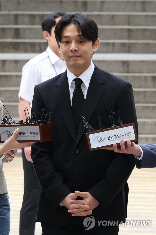 Yoo Ah In bị loại khỏi các hoạt động quảng bá phim mặc dù vừa mới ra tù. Yoo Ah In ban đầu bị kết án 1 năm tù sau khi bị phát hiện sử dụng propofol (loại thuốc bị chính phủ Hàn Quốc nghiêm cấm sử dụng bừa bãi) 181 lần mà không có đơn thuốc hợp lệ. Nam diễn viên cũng bị buộc tội lấy thuốc theo toa bằng danh tính của người khác và hút cần sa ở nước ngoài. Sự vắng mặt của Yoo Ah In trong các chiến dịch quảng bá The Match được chứng minh rõ ràng trong đoạn giới thiệu chính thức của bộ phim, khi chỉ thấy nổi bật là nam diễn viên kỳ cựu Lee Byung Hun cùng với các diễn viên phụ tài năng Jo Woo Jin và Go Chang Seok. Mặc dù giữ vai trò quan trọng trong phim, nhưng sự hiện diện của Yoo Ah In đã bị thu nhỏ lại thành một góc nhìn tinh tế từ phía sau trong một cảnh đấu cờ vây với Lee Byung Hun. Yoo Ah In bị loại khỏi các hoạt động quảng bá phim mặc dù vừa mới ra tù. Yoo Ah In ban đầu bị kết án 1 năm tù sau khi bị phát hiện sử dụng propofol (loại thuốc bị chính phủ Hàn Quốc nghiêm cấm sử dụng bừa bãi) 181 lần mà không có đơn thuốc hợp lệ. Nam diễn viên cũng bị buộc tội lấy thuốc theo toa bằng danh tính của người khác và hút cần sa ở nước ngoài. Sự vắng mặt của Yoo Ah In trong các chiến dịch quảng bá The Match được chứng minh rõ ràng trong đoạn giới thiệu chính thức của bộ phim, khi chỉ thấy nổi bật là nam diễn viên kỳ cựu Lee Byung Hun cùng với các diễn viên phụ tài năng Jo Woo Jin và Go Chang Seok. Mặc dù giữ vai trò quan trọng trong phim, nhưng sự hiện diện của Yoo Ah In đã bị thu nhỏ lại thành một góc nhìn tinh tế từ phía sau trong một cảnh đấu cờ vây với Lee Byung Hun.