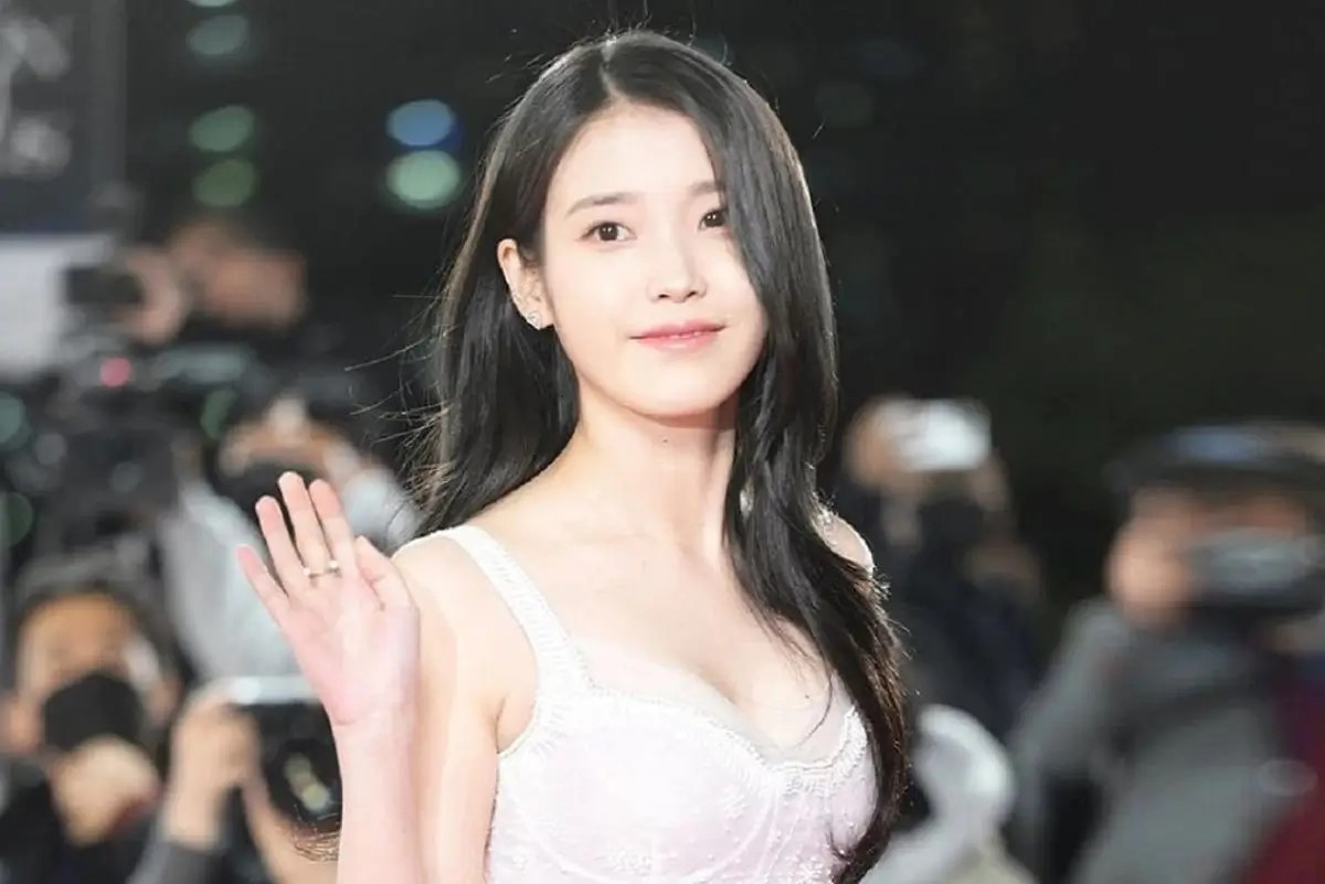 Được ca ngợi từ lâu là 'người tình quốc dân', với 6,5% số phiếu bầu, IU vẫn tiếp tục duy trì vị thế hàng đầu của mình trong số các quân nhân. Những người lính thế hệ MZ coi âm nhạc và các dự án diễn xuất gần đây của cô là nguồn an ủi: "Vai diễn của cô trong bộ phim When Life Gives You Tangerines đã giúp tôi vượt qua những ngày khó khăn". Chiều sâu cảm xúc và khả năng đồng cảm của IU khiến cô trở thành người được yêu thích vượt thời gian. Được ca ngợi từ lâu là 'người tình quốc dân', với 6,5% số phiếu bầu, IU vẫn tiếp tục duy trì vị thế hàng đầu của mình trong số các quân nhân. Những người lính thế hệ MZ coi âm nhạc và các dự án diễn xuất gần đây của cô là nguồn an ủi: "Vai diễn của cô trong bộ phim When Life Gives You Tangerines đã giúp tôi vượt qua những ngày khó khăn". Chiều sâu cảm xúc và khả năng đồng cảm của IU khiến cô trở thành người được yêu thích vượt thời gian.