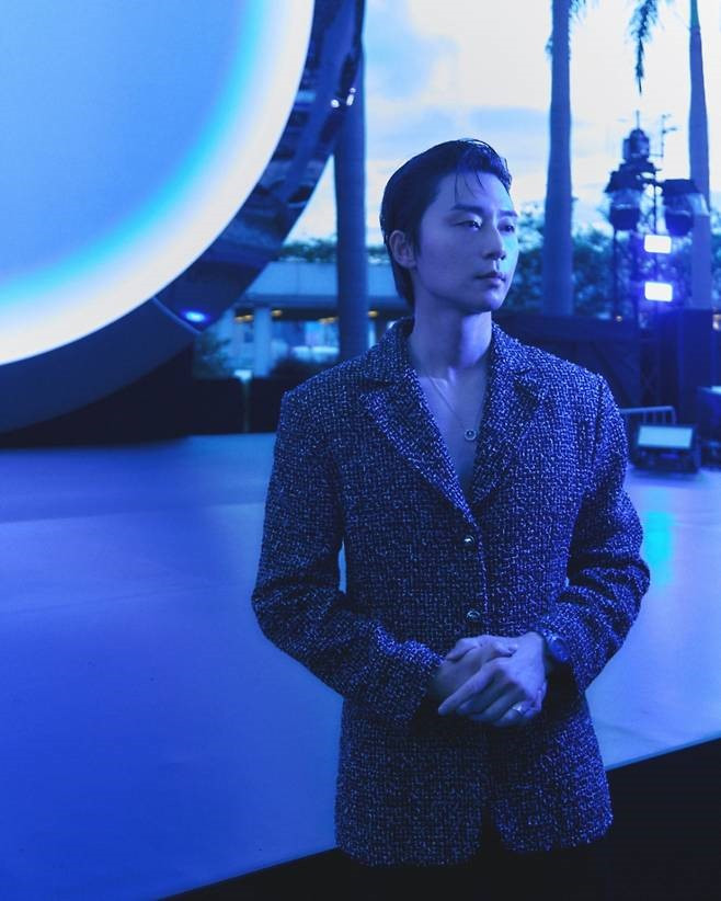 Trong buổi chụp ảnh kỹ thuật số gần đây cho sự kiện của một thương hiệu xa xỉ được tổ chức ở Hồng Kông, Park Seo Joon đã gây ấn tượng mạnh với vóc dáng hoàn hảo và thể hiện nhiều nét quyến rũ khác nhau của mình bằng ánh mắt dịu dàng, nụ cười nhẹ nhàng và phong thái lịch thiệp, cử chỉ khoáng đạt, tự nhiên trong bầu không khí cổ điển. Trong buổi chụp ảnh kỹ thuật số gần đây cho sự kiện của một thương hiệu xa xỉ được tổ chức ở Hồng Kông, Park Seo Joon đã gây ấn tượng mạnh với vóc dáng hoàn hảo và thể hiện nhiều nét quyến rũ khác nhau của mình bằng ánh mắt dịu dàng, nụ cười nhẹ nhàng và phong thái lịch thiệp, cử chỉ khoáng đạt, tự nhiên trong bầu không khí cổ điển.