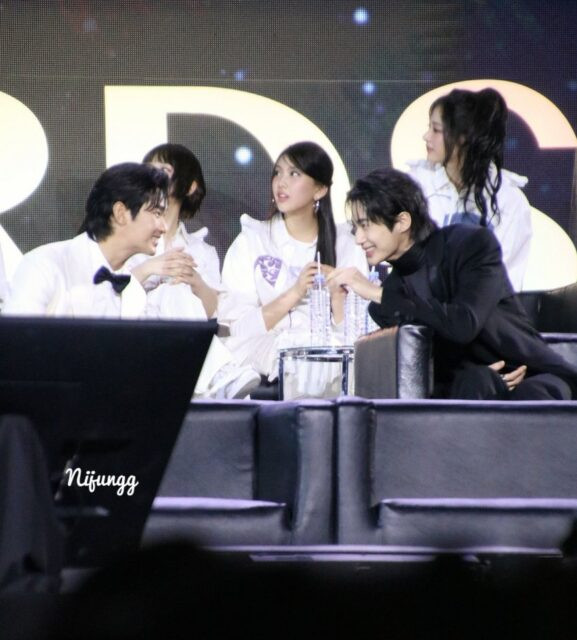 Có vẻ như mối quan hệ của họ đã được cải thiện kể từ đó, vì Kim Soo Hyun đã cập nhật với người hâm mộ rằng anh đã trở nên gần gũi hơn với 'ngôi sao' này. Bây giờ họ đang trong một "mối quan hệ tương hỗ". Có vẻ như mối quan hệ của họ đã được cải thiện kể từ đó, vì Kim Soo Hyun đã cập nhật với người hâm mộ rằng anh đã trở nên gần gũi hơn với 'ngôi sao' này. Bây giờ họ đang trong một "mối quan hệ tương hỗ".