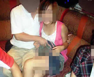 Nam, nữ tuổi teen trong phòng karaoke ôm. Ảnh: S.T. Nam, nữ tuổi teen trong phòng karaoke ôm. Ảnh: S.T