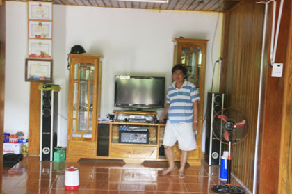 Hầu hết nhà nào cũng trang bị tivi siêu mỏng, tủ lạnh, loa, dàn karaoke… đắt tiền