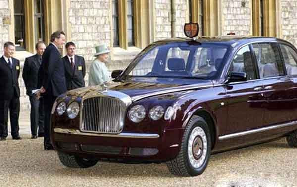 Chiếc Bentley nữ hoàng Elizabeth đang sử dụng, món quà chế tác bởi Volkswagen 4 năm trước, có giá ước chừng 750.000 USD, được sử dụng cho những sự kiện chính thống
