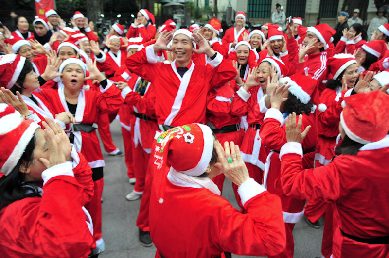 Một trong những bí quyết của môn Yoga cười này là người tập phải cười thật to, Nhiều