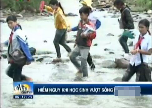 Những học sinh nghèo vẫn mải miết vượt sông đi tìm con chữ 