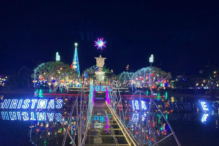 Để tránh tập trung đông người đêm Giáng sinh, giáo xứ Chính tòa Phát Diệm yêu cầu giáo dân và du khách đến khu vực nhà thờ phải đeo khẩu trang, giữa khoảng cách, rửa tay sát khuẩn. Để tránh tập trung đông người đêm Giáng sinh, giáo xứ Chính tòa Phát Diệm yêu cầu giáo dân và du khách đến khu vực nhà thờ phải đeo khẩu trang, giữa khoảng cách, rửa tay sát khuẩn.