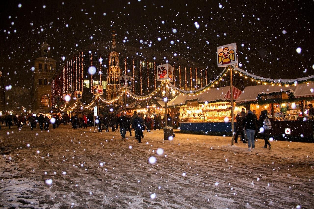 Cây thông được thắp sáng bằng 8 km dây điện với hơn 50.000 đèn LED, trên đỉnh là ngôi sao ghép từ 3 triệu viên pha lê được đặt nước nào?