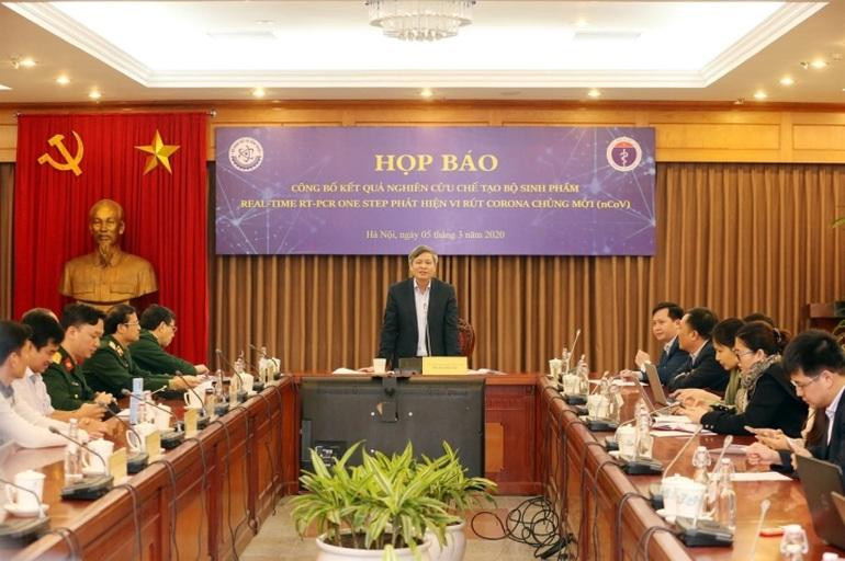 Thứ trưởng Bộ KH&CN Phạm Công Tạc chủ trì buổi họp báo công bố kết quả nghiên cứu chế tạo bộ sinh phẩm Real Time RT-PCR One Step phát hiện virus corona chủng mới (SARS-CoV-2) do Học viện Quân y phối hợp cùng Công ty Việt Á nghiên cứu và sản xuất hồi tháng 3/2020 (Ảnh: TTXVN). Thứ trưởng Bộ KH&CN Phạm Công Tạc chủ trì buổi họp báo công bố kết quả nghiên cứu chế tạo bộ sinh phẩm Real Time RT-PCR One Step phát hiện virus corona chủng mới (SARS-CoV-2) do Học viện Quân y phối hợp cùng Công ty Việt Á nghiên cứu và sản xuất hồi tháng 3/2020 (Ảnh: TTXVN).