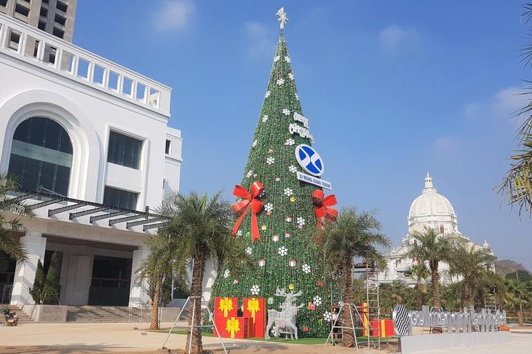 Cây thông Noel "khổng lồ" cao 30 m được trang trí tại thành phố Ninh Bình mừng đón lễ Giáng sinh. Cây thông Noel "khổng lồ" cao 30 m được trang trí tại thành phố Ninh Bình mừng đón lễ Giáng sinh.