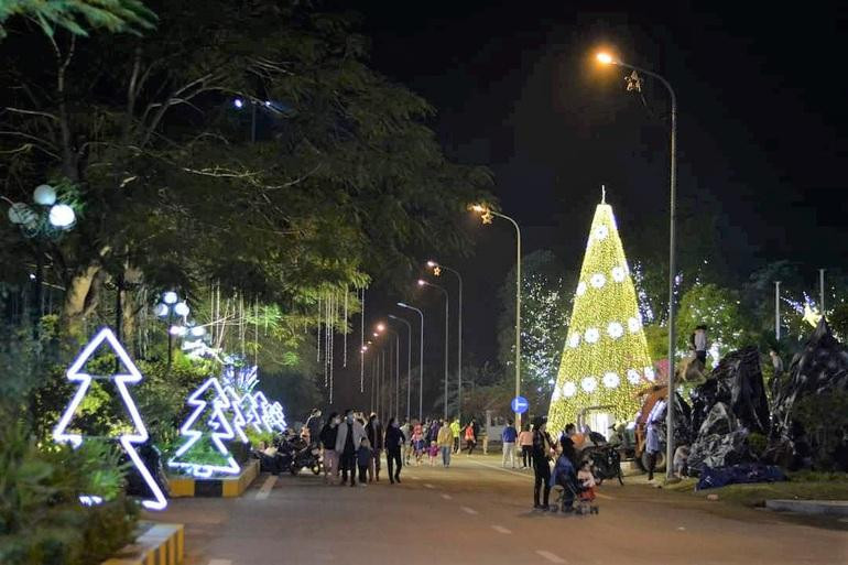 Đường phố tại Ninh Bình lung linh ánh đèn, cây thông Noel trước thềm lễ Giáng sinh và năm mới 2022. Đường phố tại Ninh Bình lung linh ánh đèn, cây thông Noel trước thềm lễ Giáng sinh và năm mới 2022.