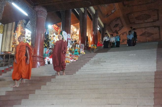 Những bậc thang dài dẫn vào chùa. .