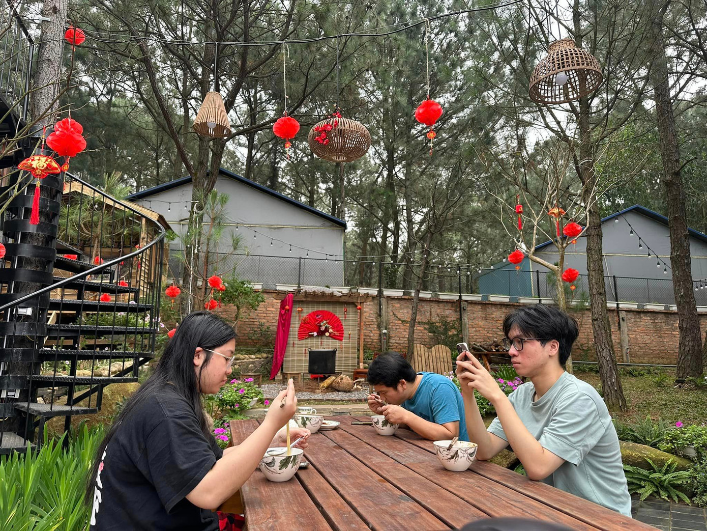 Dù đi đâu xa, Tết đến là bố con Trọng Tấn lại về quê đón Tết cùng gia đình. Dù đi đâu xa, Tết đến là bố con Trọng Tấn lại về quê đón Tết cùng gia đình.