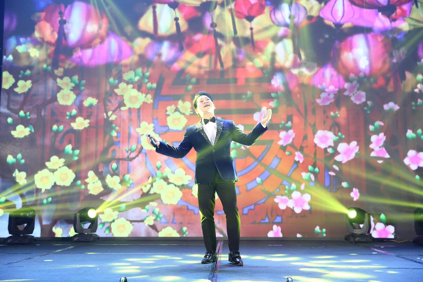 Bạn bè thường lì xì xô đỏ cho ca sĩ để chúc anh cả năm đắt show. Bạn bè thường lì xì xô đỏ cho ca sĩ để chúc anh cả năm đắt show.