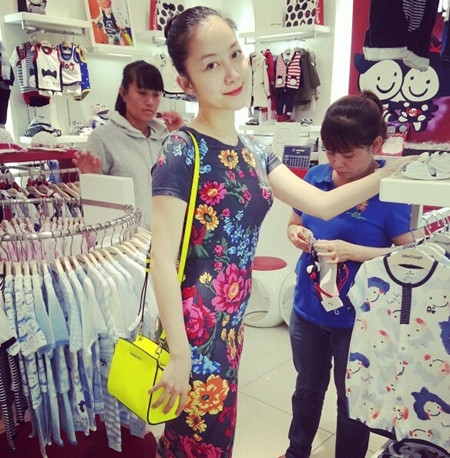 Là một trong những nghệ sĩ mê túi, diễn viên múa Linh Nga đã không quên tậu về cho mình túi xách Michael Kors màu neon rực rỡ đi kèm với váy ôm họa tiết hoa lá mùa hè