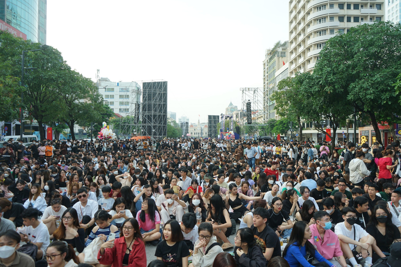 Lúc 16h30 tại phố đi bộ Nguyễn Huệ, nhiều người dân đã đến sân khấu Countdown 2023. Ảnh: Nguyễn Phong Lúc 16h30 tại phố đi bộ Nguyễn Huệ, nhiều người dân đã đến sân khấu Countdown 2023. Ảnh: Nguyễn Phong