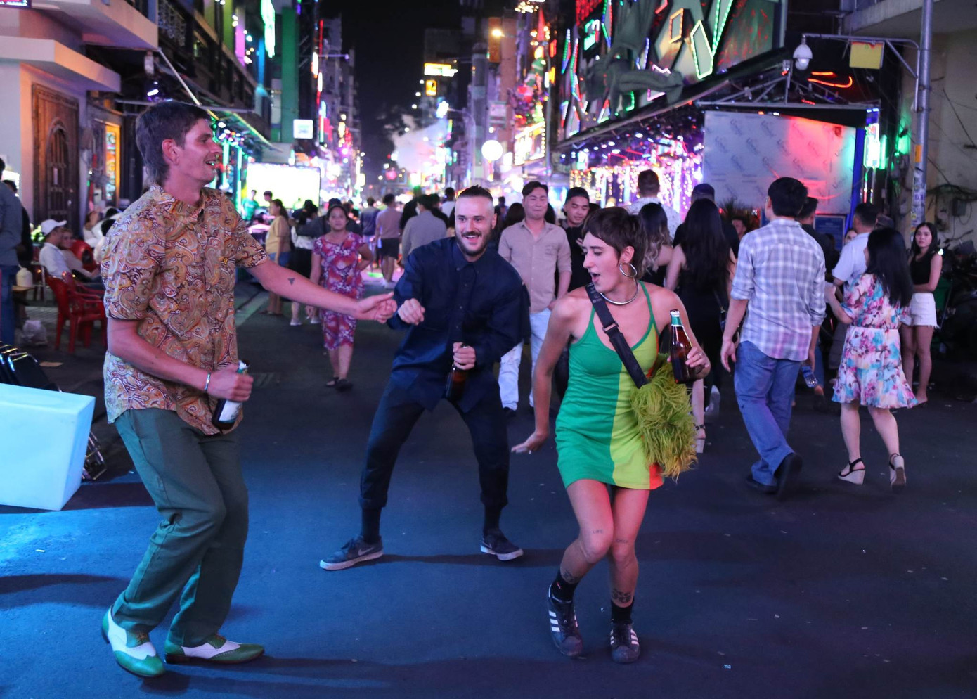 Nhóm du khách ngẫu hứng với vũ điệu vui nhộn trên nền nhạc sôi động Nhóm du khách ngẫu hứng với vũ điệu vui nhộn trên nền nhạc sôi động