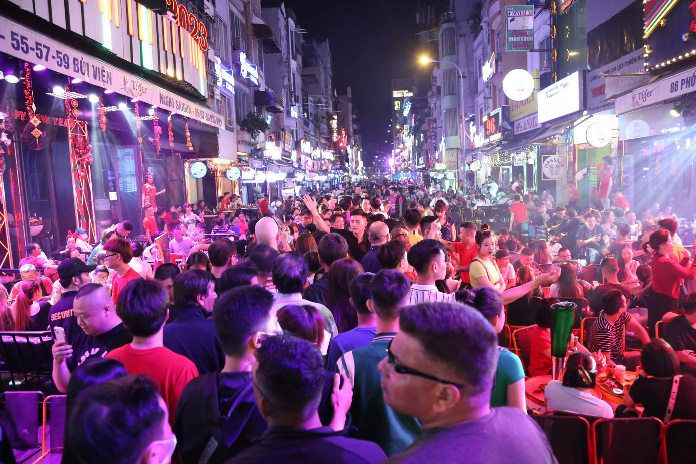 Dòng người ken đặc trên phố Tây Bùi Viện chào năm mới 2023. Ảnh: Ngô Tùng Dòng người ken đặc trên phố Tây Bùi Viện chào năm mới 2023. Ảnh: Ngô Tùng