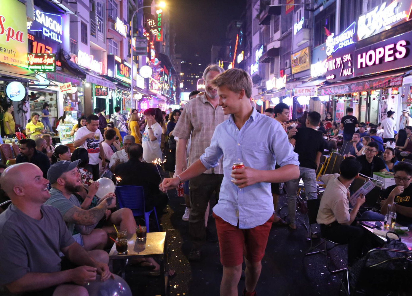 Nam du khách chia sẻ pháo sáng với một người tham gia lễ hội Nam du khách chia sẻ pháo sáng với một người tham gia lễ hội