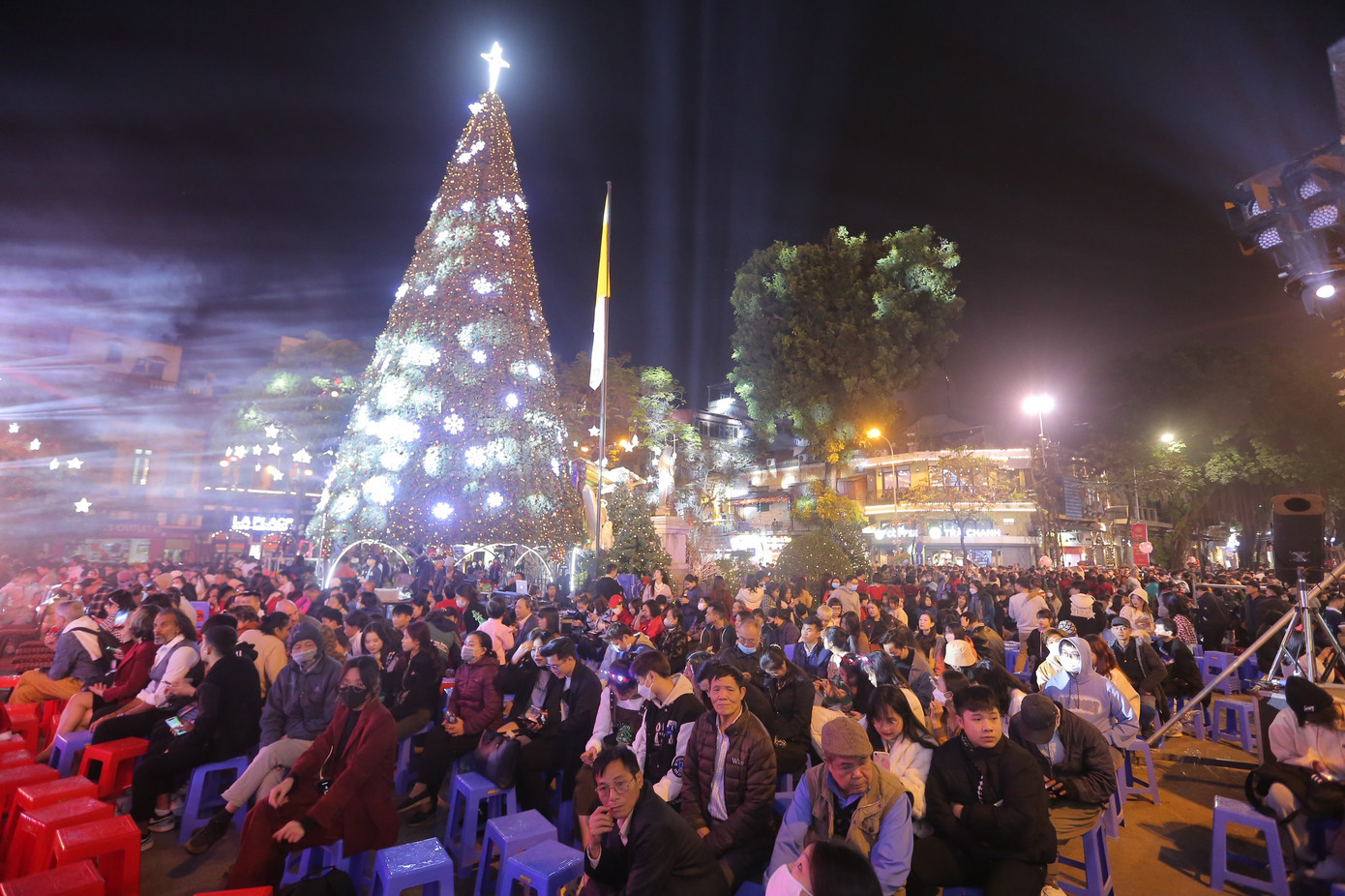 Không khí giáng sinh 2022 rộn ràng khắp nơi ảnh 4 Không khí giáng sinh 2022 rộn ràng khắp nơi ảnh 4