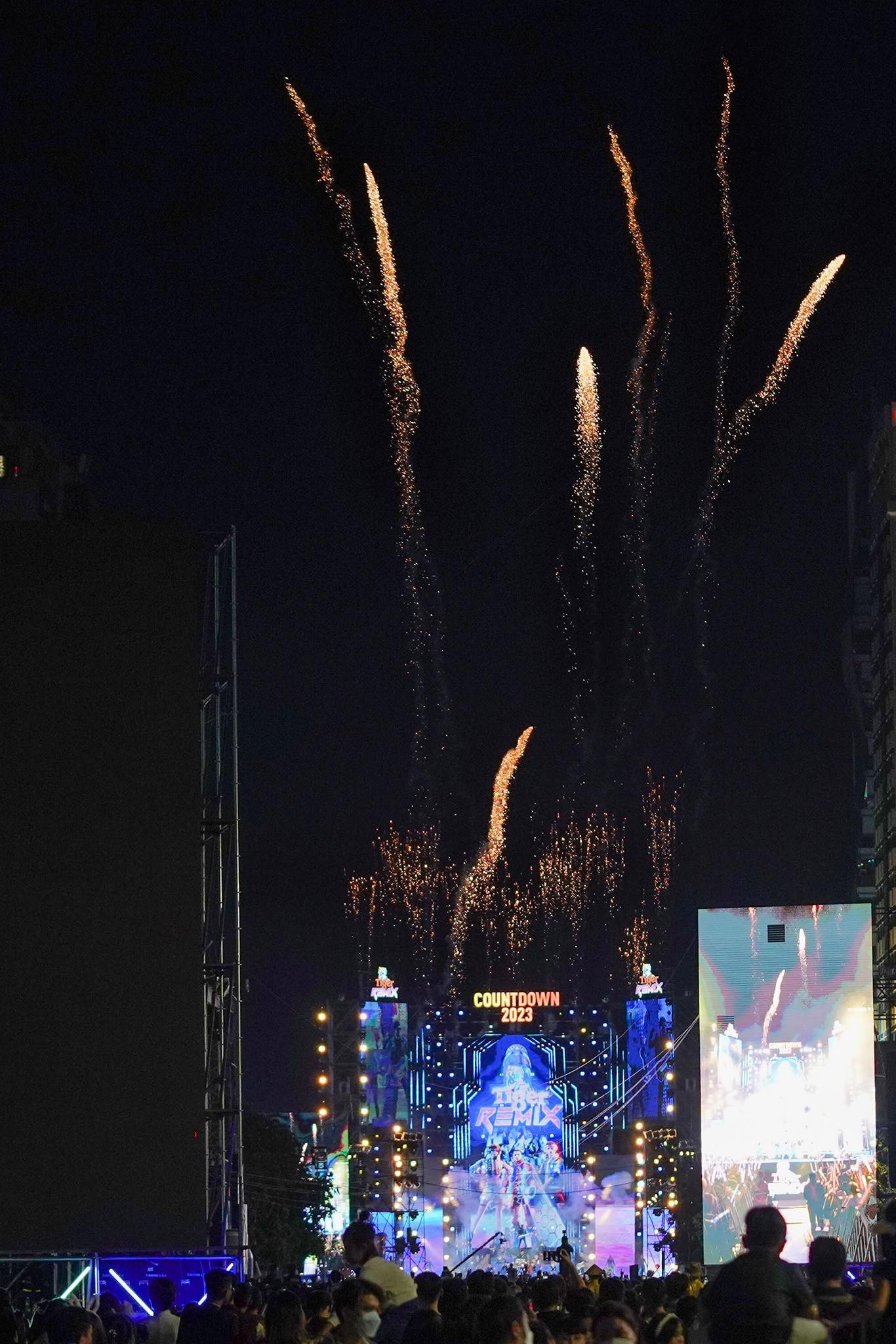 Du khách vỡ oà với màn pháo hoa sớm của đại tiệc countdown trên phố đi bộ Nguyễn Huệ. Ảnh: Phú Thọ Du khách vỡ oà với màn pháo hoa sớm của đại tiệc countdown trên phố đi bộ Nguyễn Huệ. Ảnh: Phú Thọ