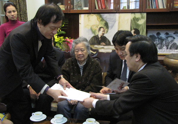 Anh Võ Hồng Nam - Con trai Đại tướng Võ Nguyên Giáp tặng thiệp năm mới có chữ ký của Đại tướng cho ông ...Anh Nam cho biết, sức khỏe của Đại tướng Võ Nguyên Giáp rất tốt.