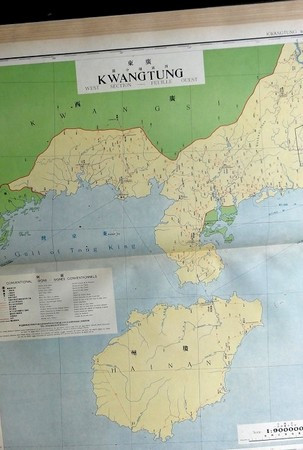 Trang bản đồ tỉnh Quảng Đông trong Postal Atlas of China 1919, thể hiện rõ cực nam lãnh thổ Trung Quốc là đảo Hải Nam, thuộc địa bàn tỉnh Quảng Đông lúc bấy giờ