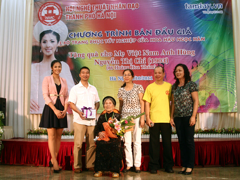 Tặng quà cho Mẹ Việt Nam anh hùng Nguyễn Thị Chỉ