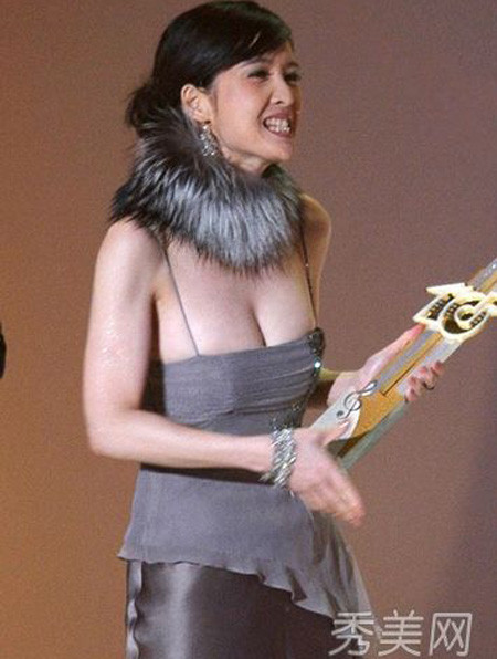 Nữ ca sĩ trong lễ trao giải thưởng âm nhạc diễn ra năm 2005. Lần xuất hiện này của 