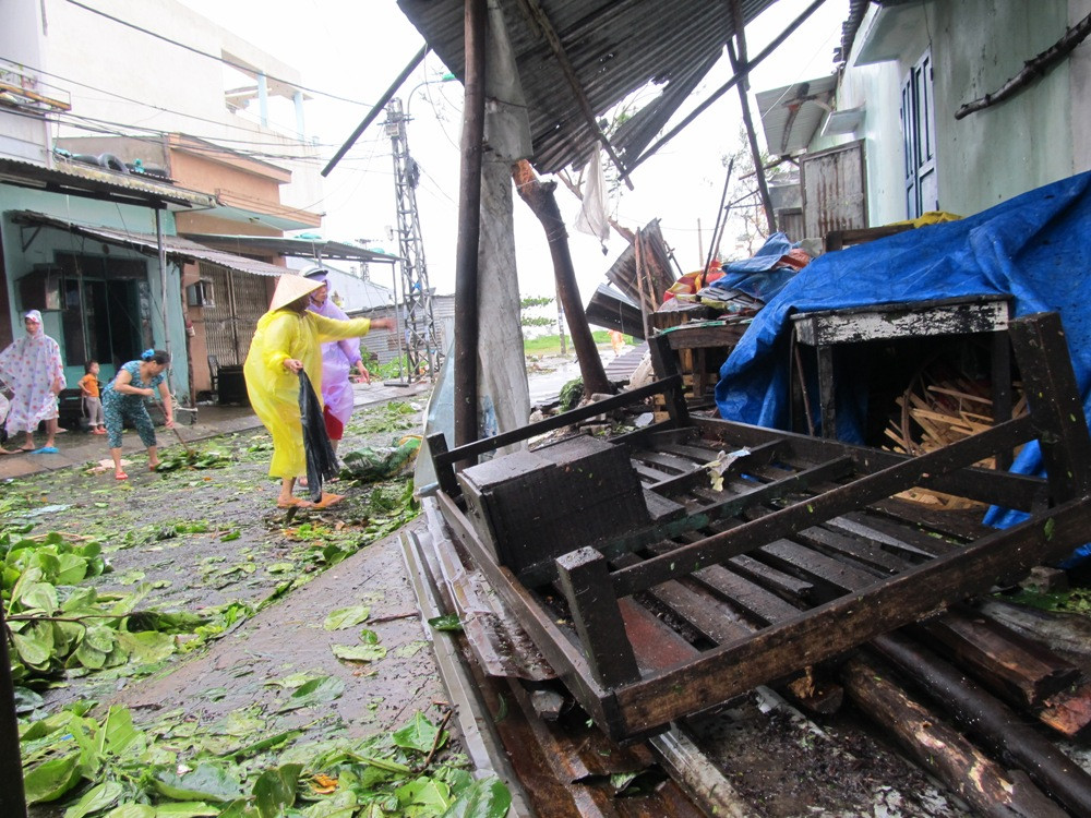 Một chiếc giường vị cuốn trôi ra khỏi nhà