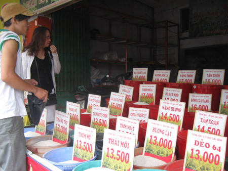 Các sản phẩm gạo gắn mác ngoại được trưng bày ở hàng đầu tiên của cửa hàng gạo Sài Gòn. Các sản phẩm gạo gắn mác ngoại được trưng bày ở hàng đầu tiên của cửa hàng gạo Sài Gòn