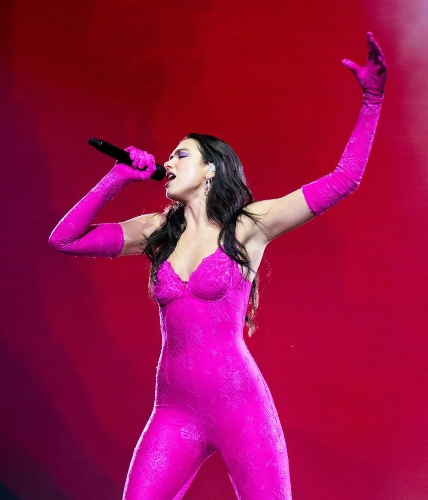 Dua Lipa quyến rũ đầy quyền lực trong tour diễn Future Nostalgia tại Oslo vừa qua. Dua Lipa quyến rũ đầy quyền lực trong tour diễn Future Nostalgia tại Oslo vừa qua.