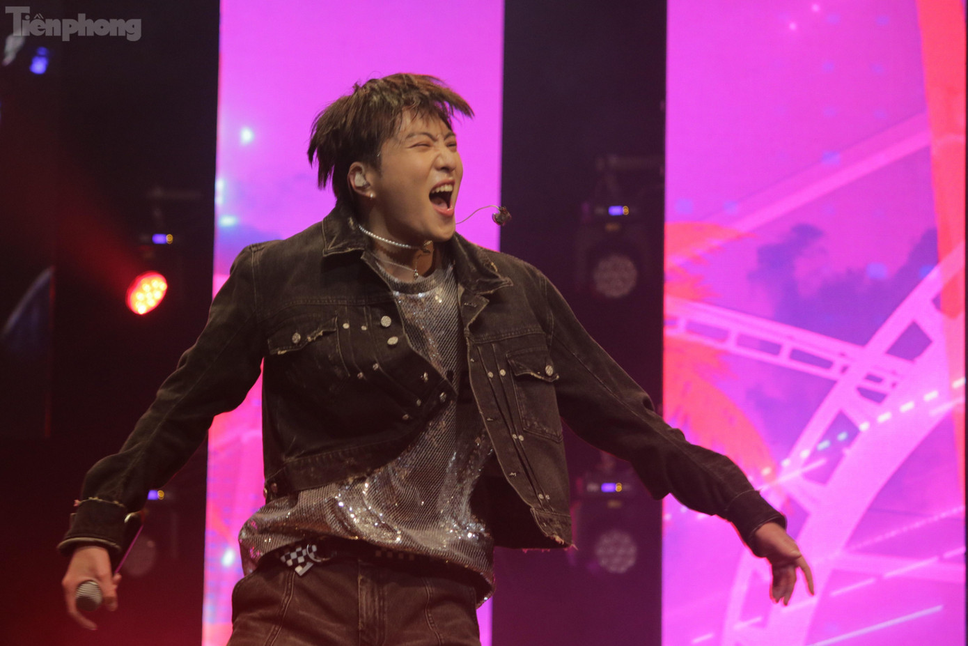 Kang Seung-yoon, trưởng nhóm WINNER biểu diễn sung tại sự kiện. Kang Seung-yoon, trưởng nhóm WINNER biểu diễn sung tại sự kiện.