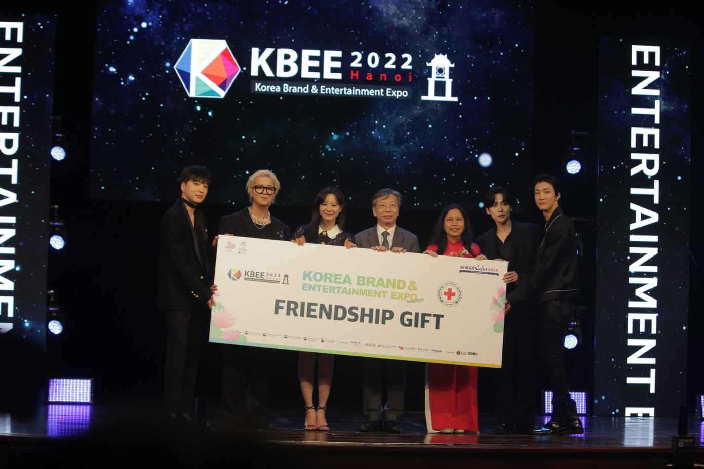 Đại sứ của KBEE 2022 Hà Nội: Nhóm nhạc thần tượng WINNER và nữ ca sĩ, diễn viên Kim Sejeong tại lễ khai mạc. Đại sứ của KBEE 2022 Hà Nội: Nhóm nhạc thần tượng WINNER và nữ ca sĩ, diễn viên Kim Sejeong tại lễ khai mạc.