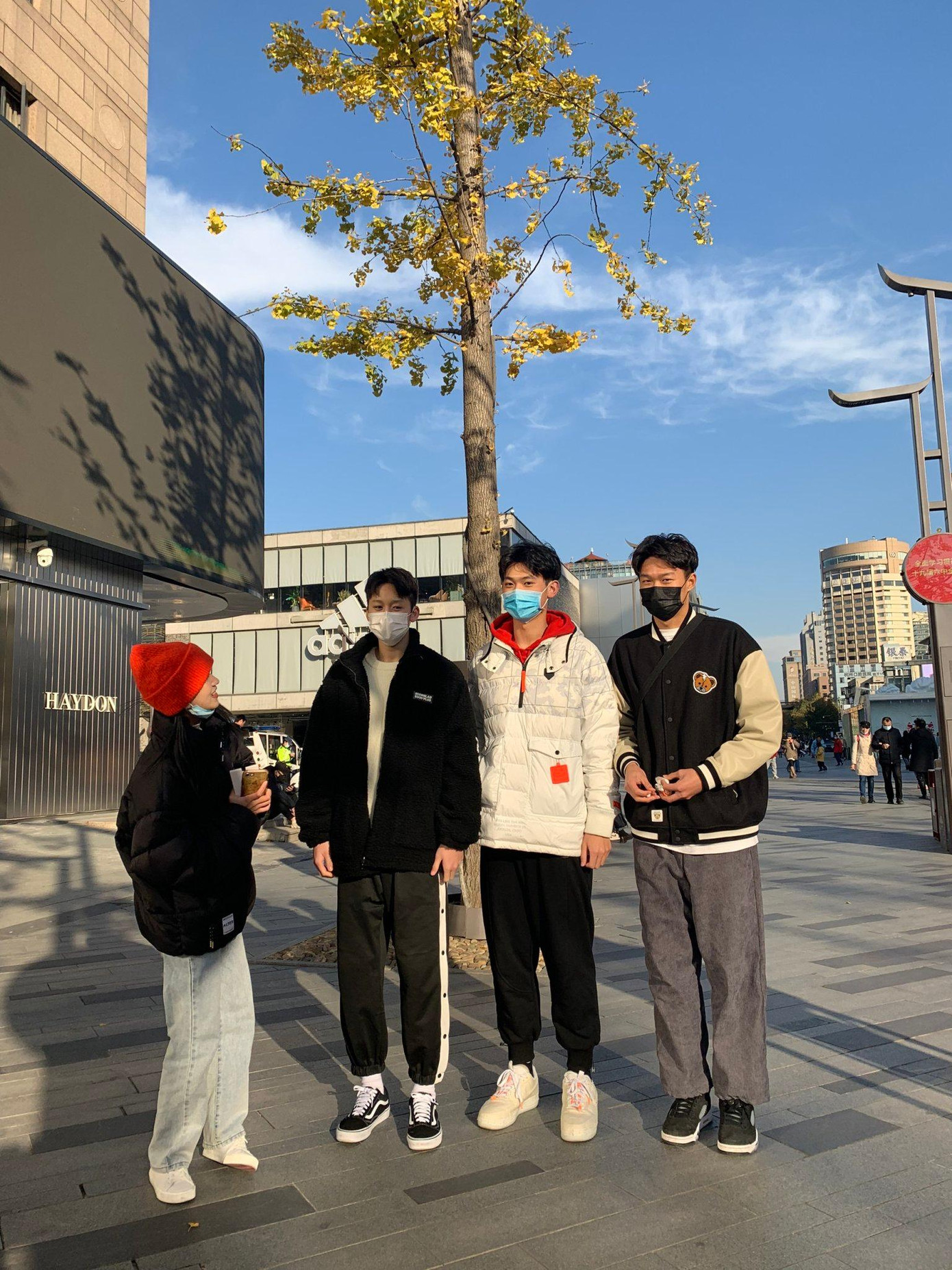 Hình ảnh hậu đằng sau những clip phỏng vấn đường phố triệu views của Zhuzhu.