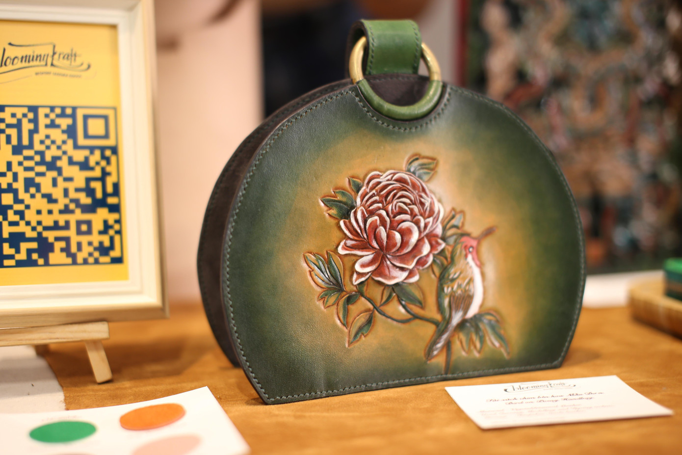 Những món đồ dùng như túi, ví, hay các bức tranh chạm khắc trên da mộc nổi khối, chân thực và đầy tính nghệ thuật