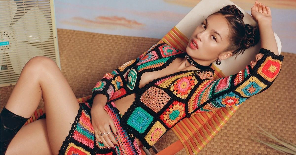Ca sĩ Olivia Rodrigo diện set đồ len móc sặc sỡ chụp hình tạp chí.