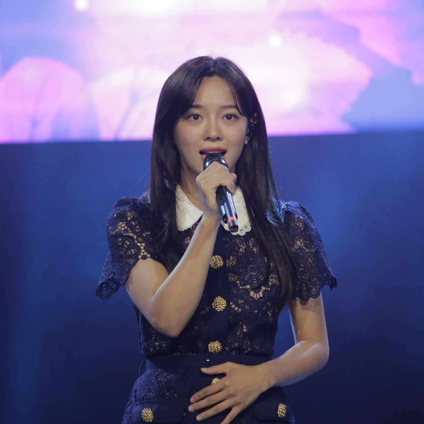 Nữ ca sĩ thể hiện ca khúc mới ra mắt của mình. Nữ ca sĩ thể hiện ca khúc mới ra mắt của mình.