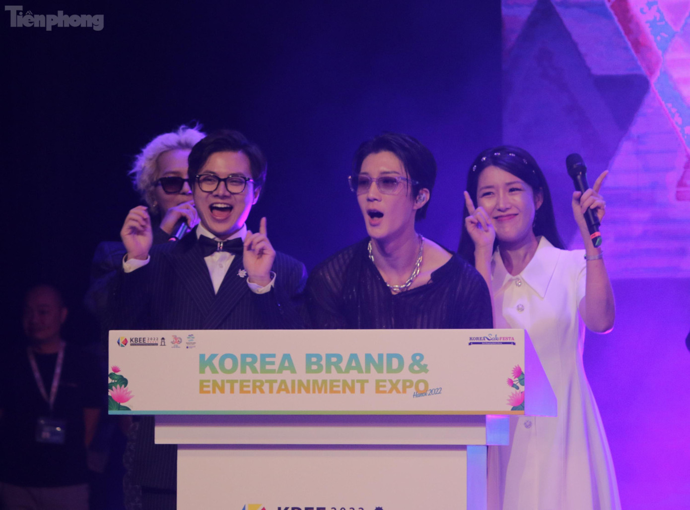 WINNER khuấy động khán phòng với 100% năng lượng. WINNER khuấy động khán phòng với 100% năng lượng.