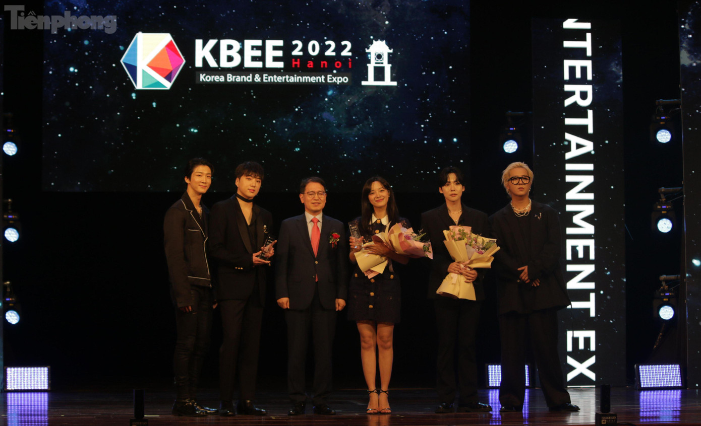 Đại sứ của KBEE 2022 Hà Nội - nhóm nhạc thần tượng WINNER và nữ ca sĩ, diễn viên Kim Se Jeong. Sự kiện KBEE với mục tiêu thúc đẩy mạnh mẽ việc quảng bá sản phẩm Hàn Quốc thông qua hàng trăm gian hàng trưng bày, tìm kiếm đối tác tiềm năng qua các chương trình giao thương trực tiếp. Làn sóng văn hóa Hallyu Hàn Quốc được thực hiện thông qua biểu diễn nghệ thuật là cơ hội tăng cường hợp tác và trao đổi giữa hai đất nước và người dân trong lĩnh vực văn hóa. Đại sứ của KBEE 2022 Hà Nội - nhóm nhạc thần tượng WINNER và nữ ca sĩ, diễn viên Kim Se Jeong. Sự kiện KBEE với mục tiêu thúc đẩy mạnh mẽ việc quảng bá sản phẩm Hàn Quốc thông qua hàng trăm gian hàng trưng bày, tìm kiếm đối tác tiềm năng qua các chương trình giao thương trực tiếp. Làn sóng văn hóa Hallyu Hàn Quốc được thực hiện thông qua biểu diễn nghệ thuật là cơ hội tăng cường hợp tác và trao đổi giữa hai đất nước và người dân trong lĩnh vực văn hóa.