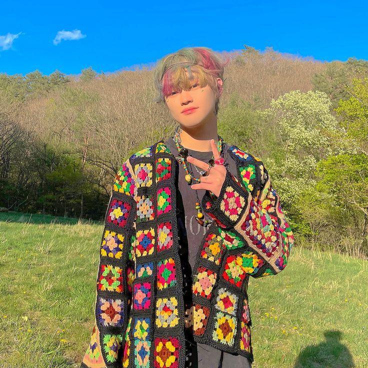 Áo khoác họa tiết granny square (ô vuông sặc sỡ) phủ sóng khắp showbiz.