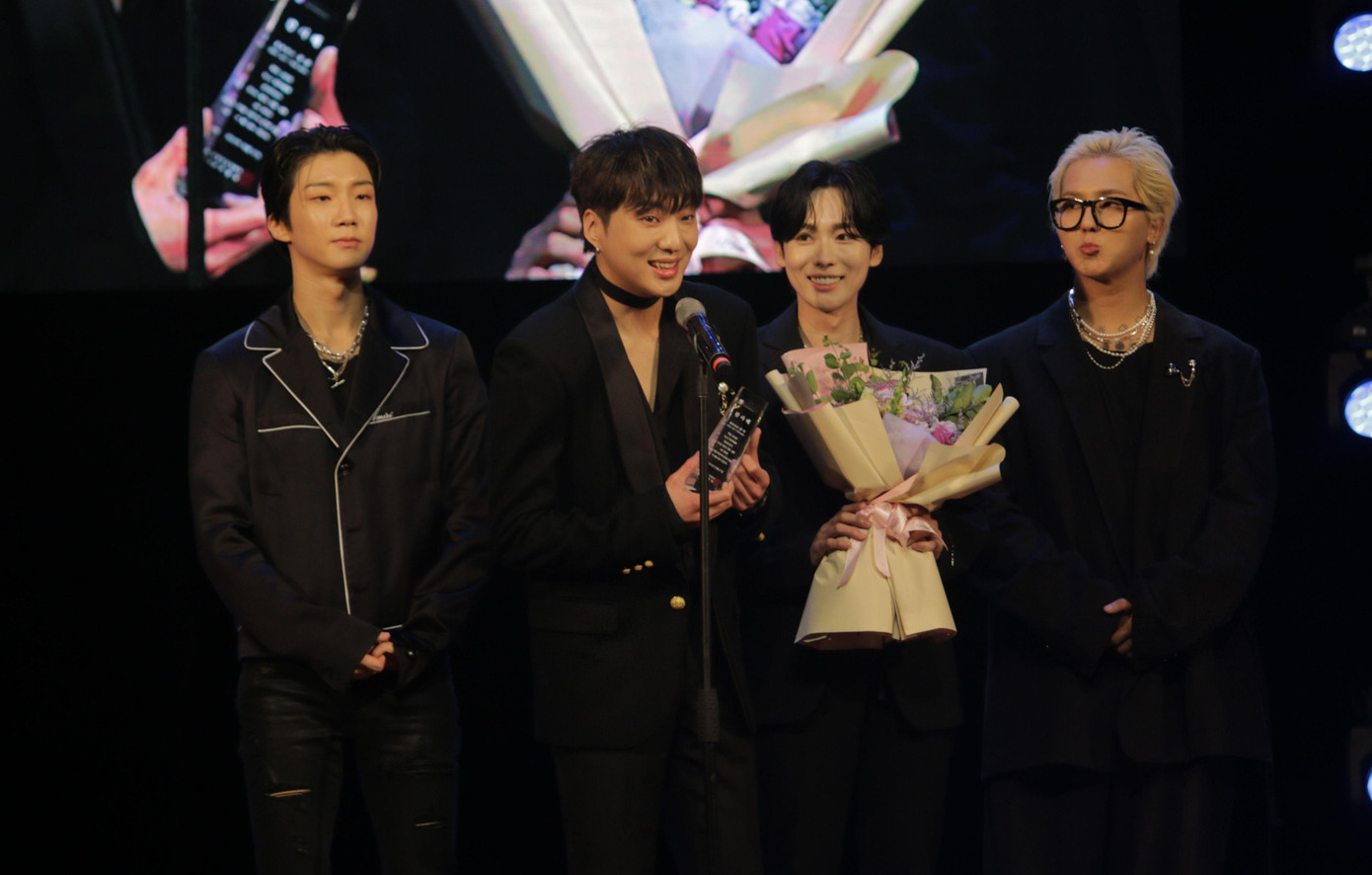 Nhóm nhạc thần tượng WINNER phát biểu tại lễ khai mạc chương trình. Nhóm nhạc thần tượng WINNER phát biểu tại lễ khai mạc chương trình.