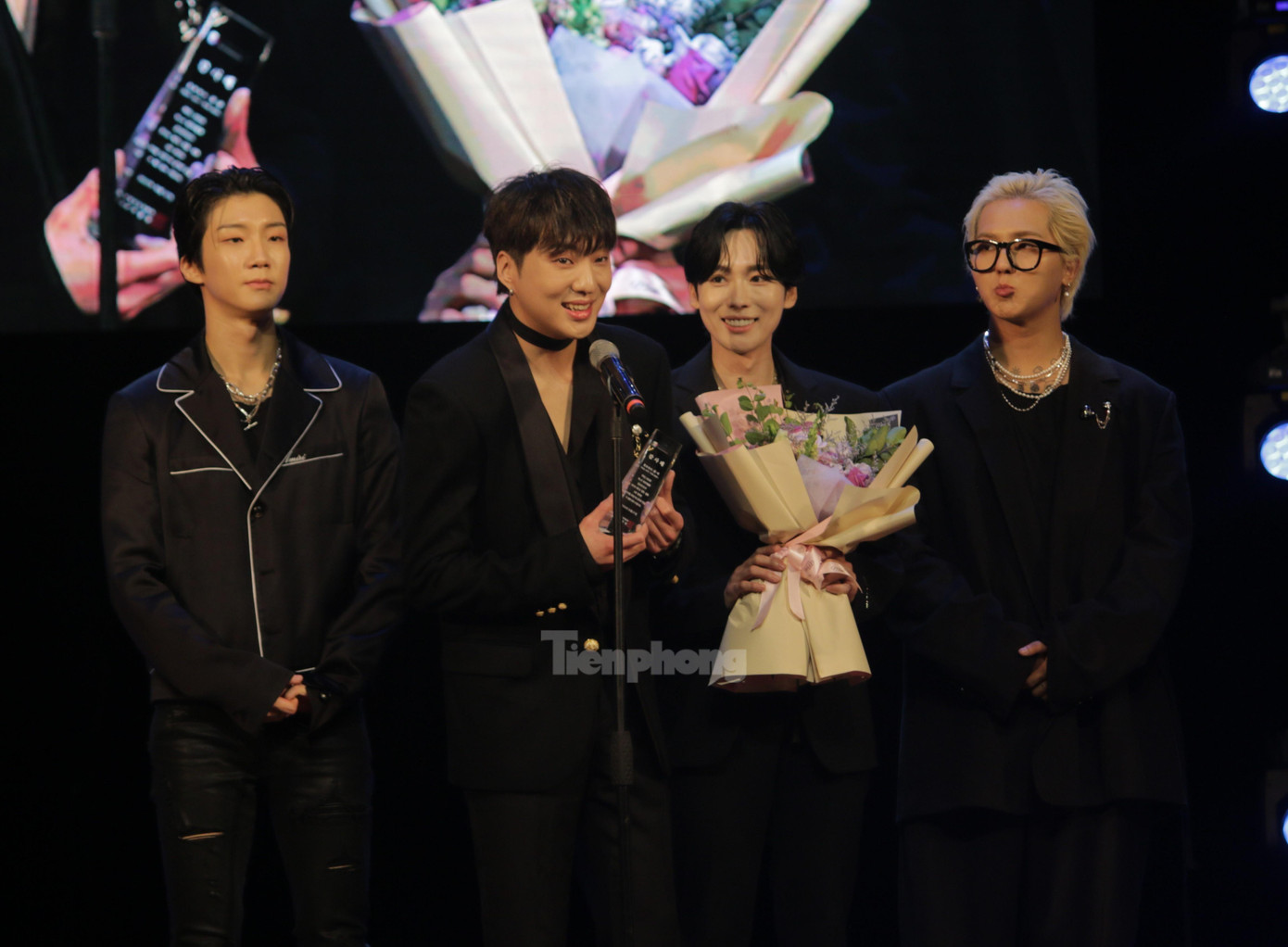 Đại sứ của KBEE 2022 Hà Nội - nhóm nhạc thần tượng WINNER phát biểu tại sự kiện. Đại sứ của KBEE 2022 Hà Nội - nhóm nhạc thần tượng WINNER phát biểu tại sự kiện.