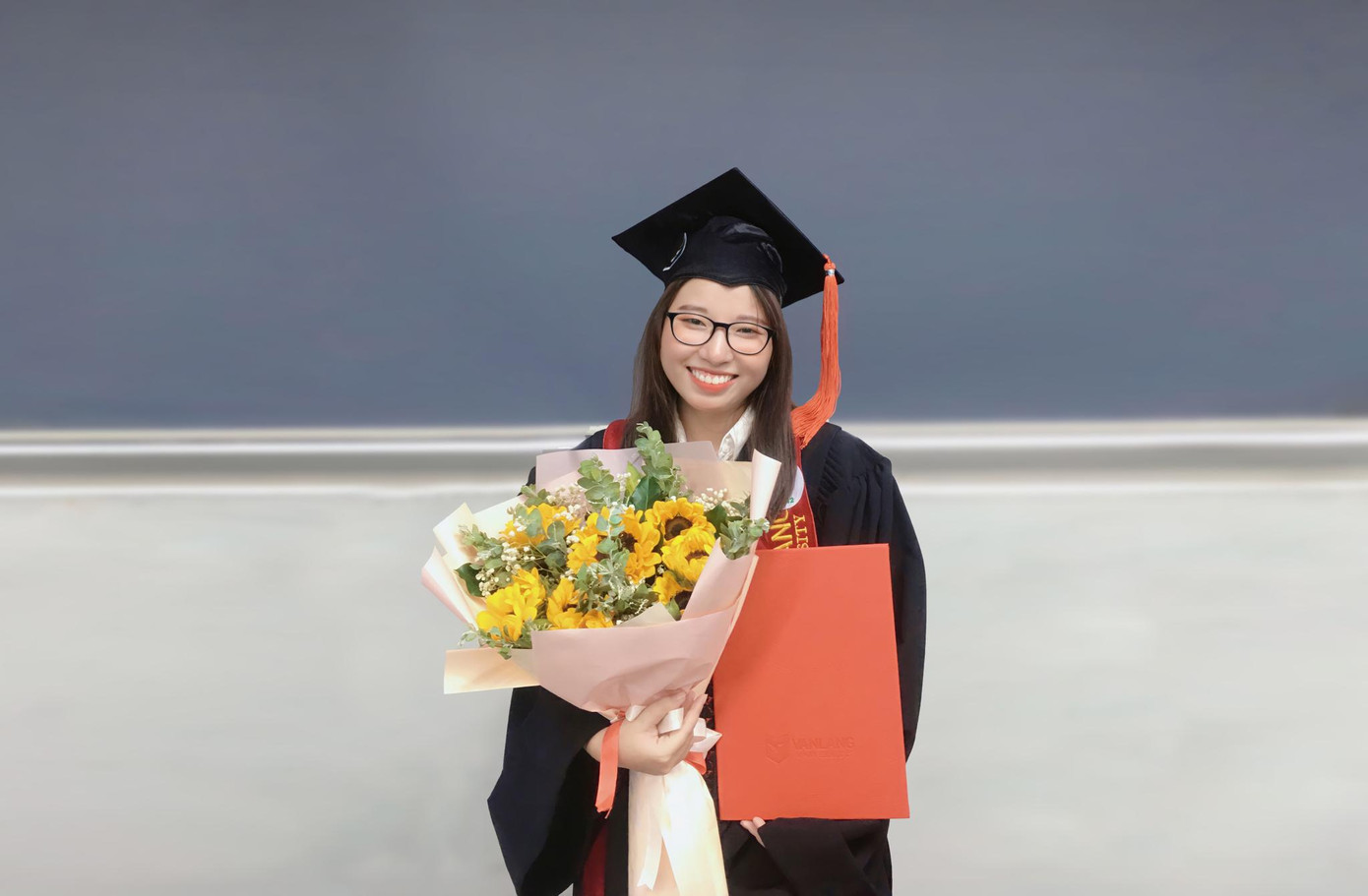 Vũ Nguyễn Mỹ Hạnh (sinh năm 2000) là cử nhân ngành Thiết kế đồ họa, Trường Đại học Văn Lang.